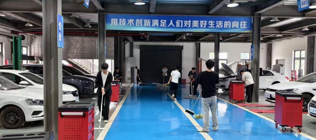 实训阵地“洁”出彩  职教新风育新人——crown皇冠体育平台开展职教活动周实训室清扫专项活动
